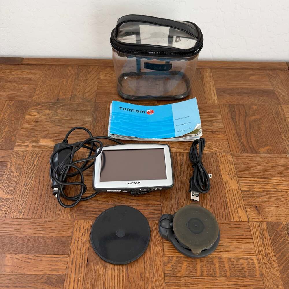 TomTom XL GPS Navigation Device with Car Charger and Carrying Case